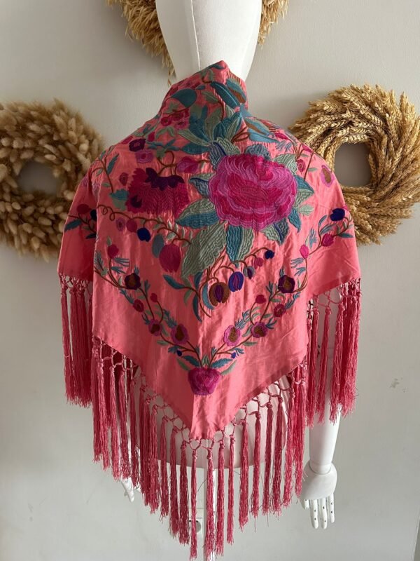 MANTON BORDADO CORAL