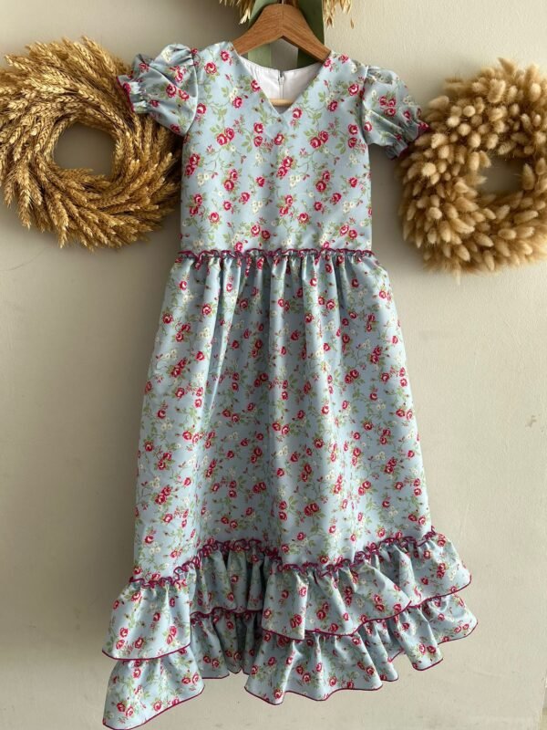 TRAJE DE FLAMENCA CELESTE FLOR ROSA