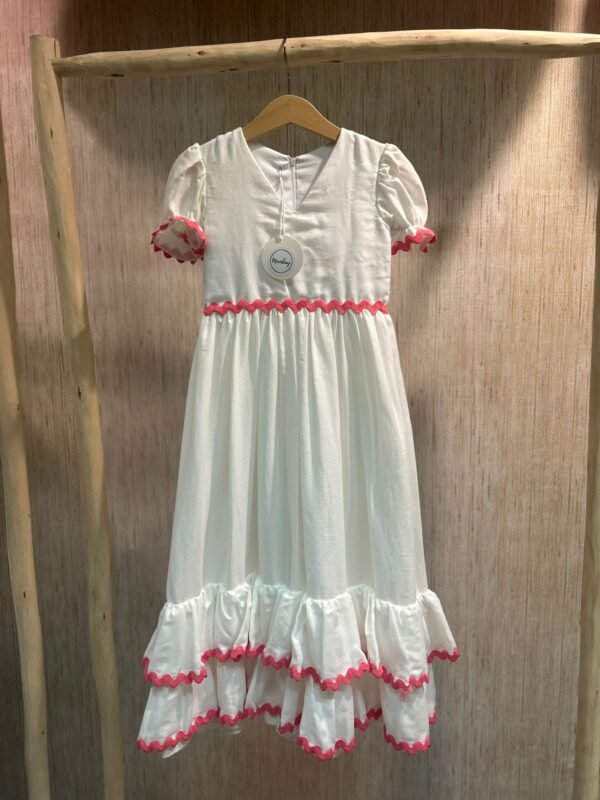 TRAJE NIÑA BLANCO REMALLADO EN ROSA FUCSIA