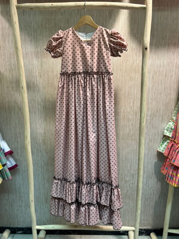 TRAJE ROSA EMPOLVADO REPULGO NEGRO