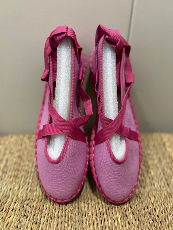 ZAPATOS BICOLOR CON CINTAS AL TOBILLO ROSA